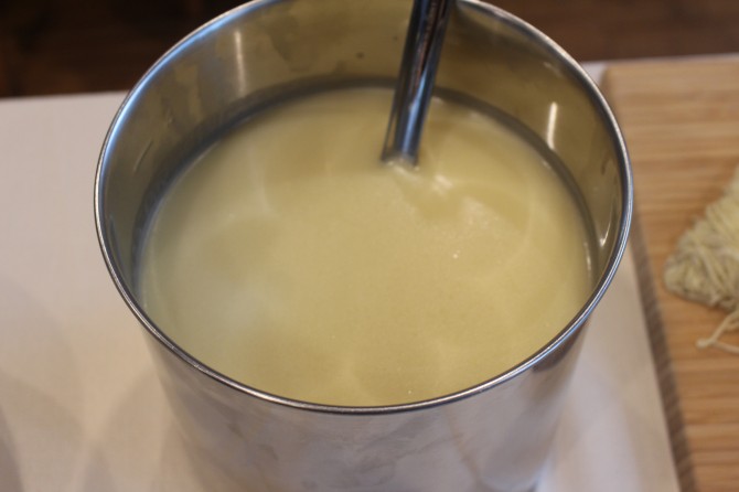 自家製「鶏白湯スープ」。しっかりこってり感がありつつ獣臭さがないのが特徴