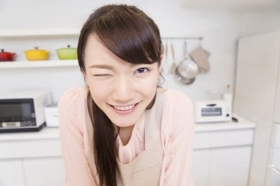 台所で微笑む女性