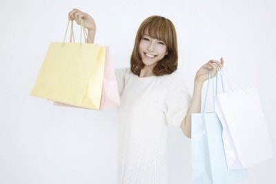 買い物袋を持つ女性