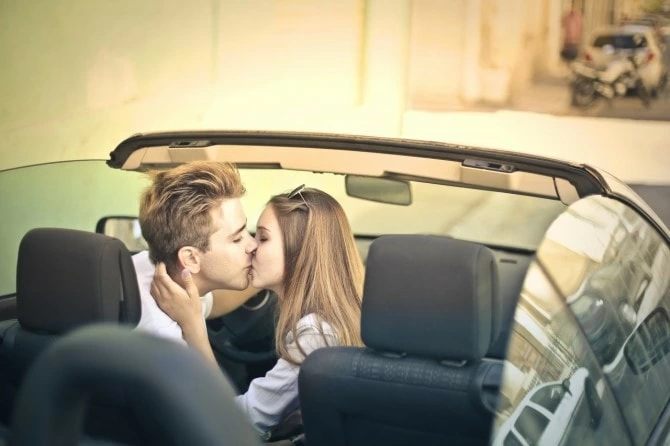車でのキスを成功させるコツ 車内のキスの胸キュン 失敗エピソード マイナビウーマン