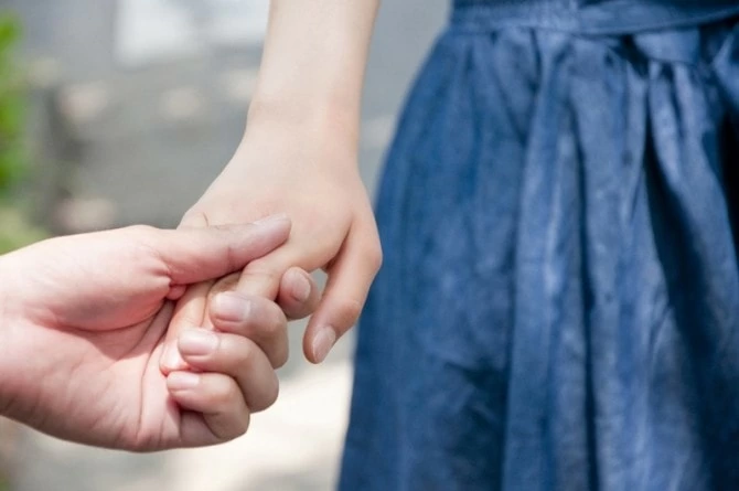 専門家監修 付き合う前のデートで手を繋ぐ男性の心理 女性から手を繋ぐには マイナビウーマン