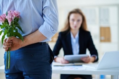 職場恋愛での脈ありサインを紹介 社内恋愛が成就するきっかけ アプローチ法とは 1ページ目 マイナビウーマン