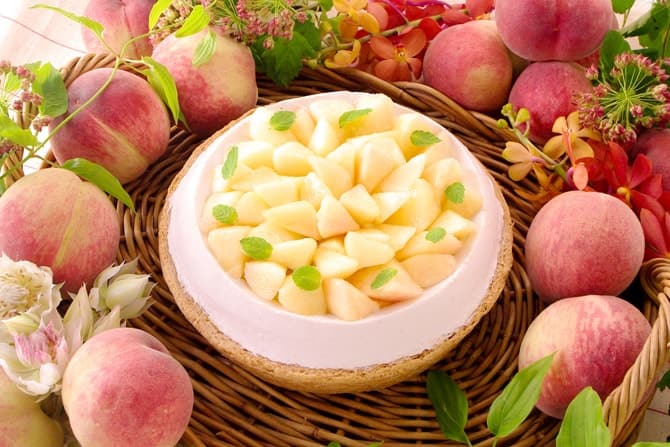 「桃とチーズのタルト」（piece 785円/whole（21cm）7,452円）