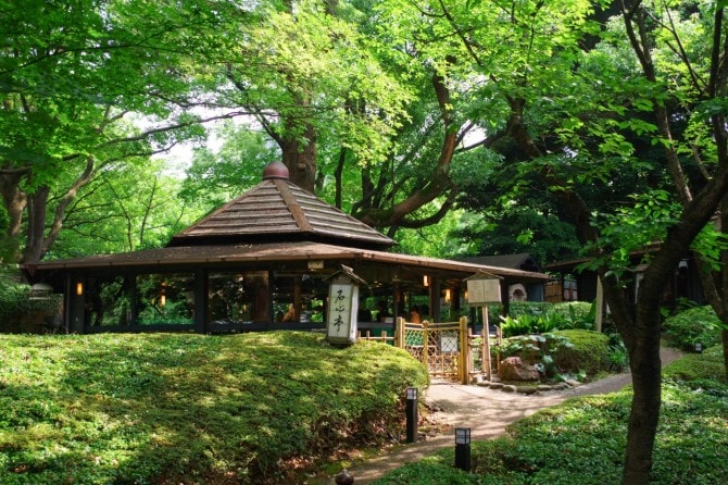 日本庭園の中にある、隠れ家的な鉄板焼き店「石心亭」。