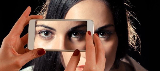 smartphone-face-woman-eyes-122428