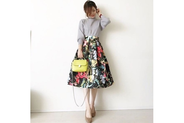 おしゃれ上級者は、花柄スカートとバッグの色をリンクさせる ＃東京365 
