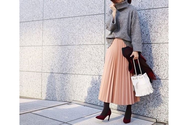 ピンクのスカートは グレーのニットで甘さを引き算 東京365日コーデ マイナビウーマン