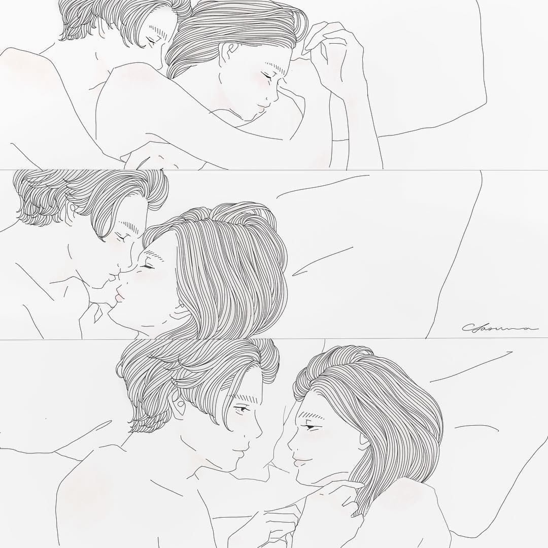 ベッドで抱き合ってキスするカップル
