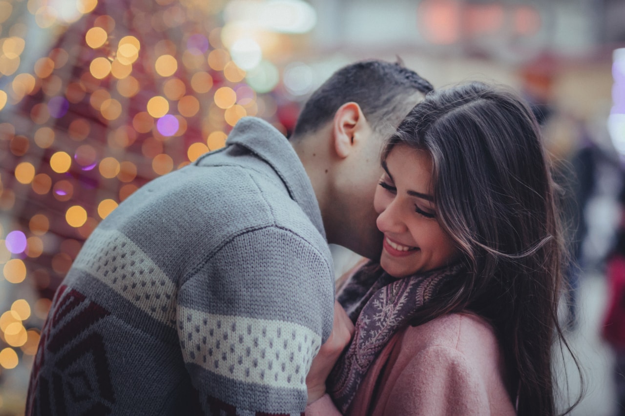 首筋にキスしてくる男性の心理 恋愛対象それとも遊び 2ページ目 マイナビウーマン