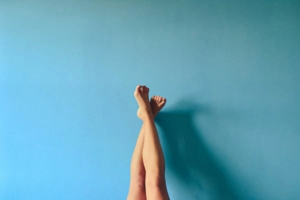 男脚組 足を組む心理とは？ 男女の違いや恋愛におけるサインも解説｜「マイナビウーマン」