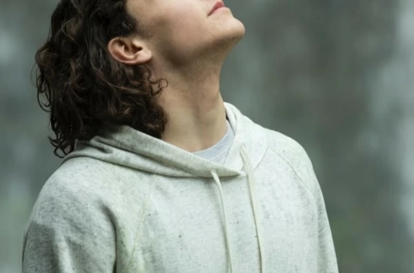 会話中に相手が腕を組むのはなぜ 腕組みをする男女の心理 マイナビウーマン