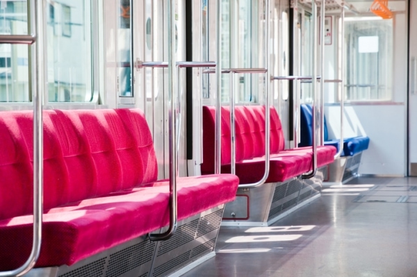 夢占い 電車の夢の意味は 乗る 事故にあうなどシーン別に分析 マイナビウーマン