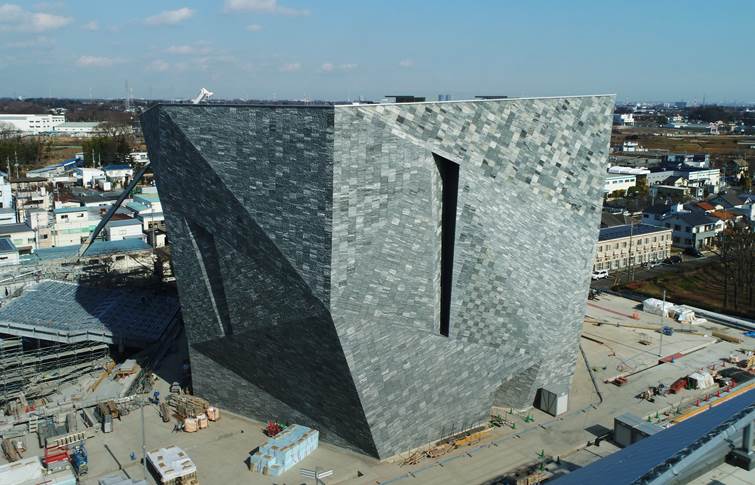 迫力のデザイン 図書館 美術館 博物館融合の 角川武蔵野ミュージアム 外観が公開 マイナビウーマン