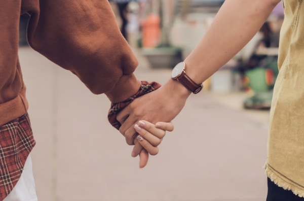 手を繋ぐベストタイミング7つ 女性から手を繋ぐ場合の注意点も解説 マイナビウーマン