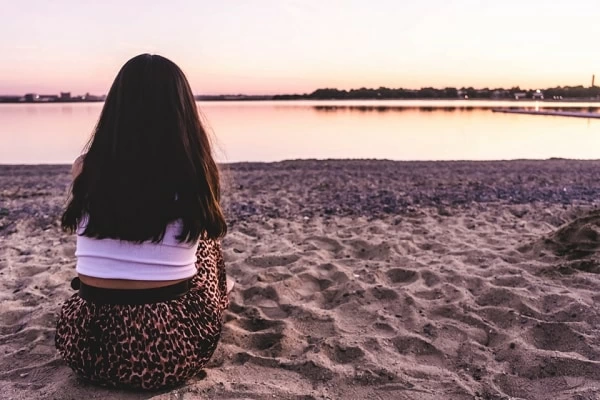 ネガティブな人の特徴や心理とは ネガティブになる原因と改善策 マイナビウーマン ネガティブな人の特徴や心理とは ネガティブになる原因と改善策 マイナビウーマン