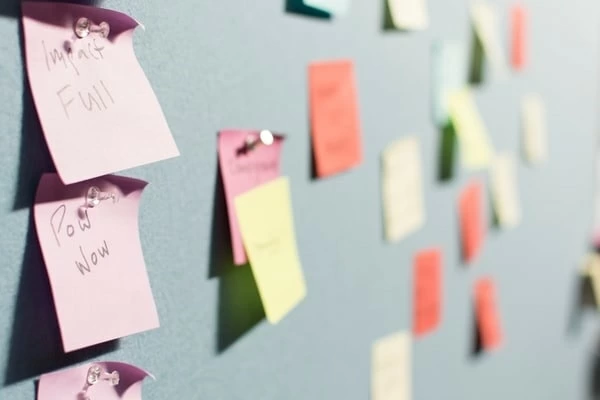 ペンディングの意味とは 使い方と類語 対義語 例文付 マイナビウーマン