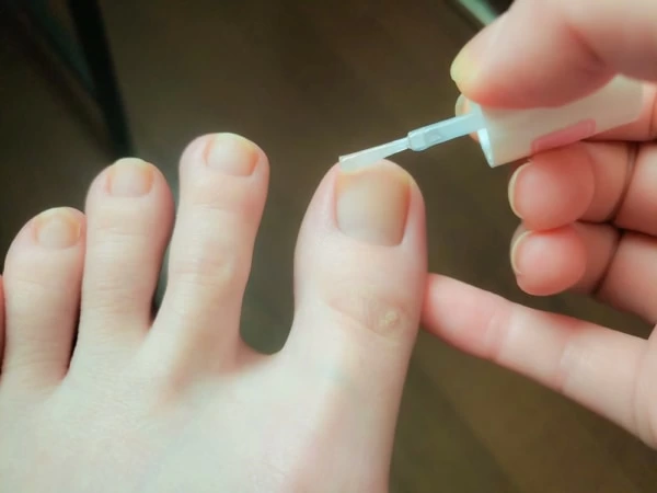 足のマニキュアの簡単な塗り方 ケア方法からおすすめデザインまで紹介 3ページ目 マイナビウーマン 足のマニキュアの簡単な塗り方 ケア方法からおすすめデザインまで紹介 3ページ目 マイナビウーマン