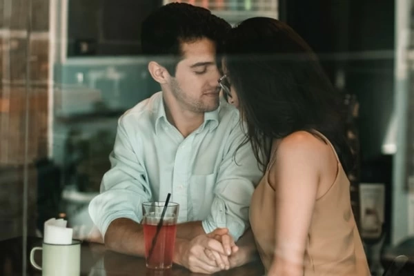 場所別18選 キスマークをつける意味一覧 マイナビウーマン