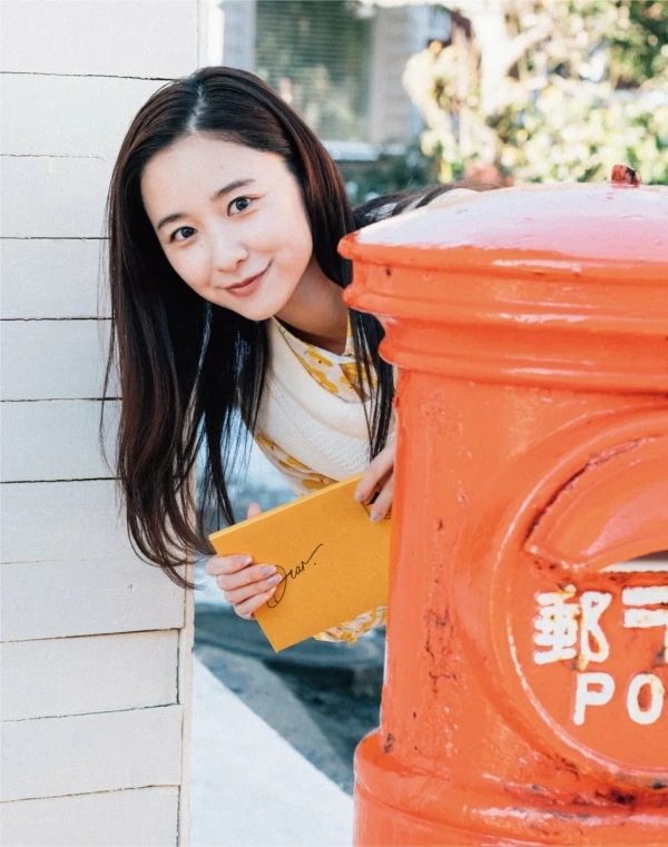 ドキッとする大人っぽい姿に注目！ 堀田真由、カレンダー発売決定