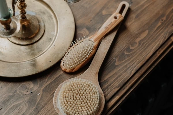 素材別 ヘアブラシの正しい洗い方 プラスチック 木製 獣毛 マイナビウーマン