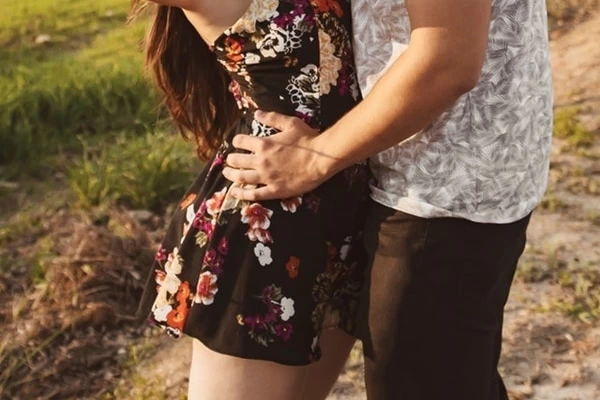 カップルでしたいスキンシップ11選 雰囲気づくりのコツと注意点を解説 マイナビウーマン