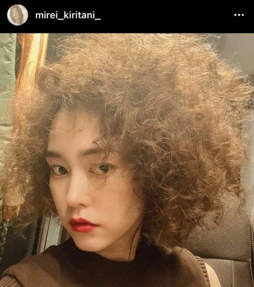 桐谷美鈴　ミニスカ モデルの桐谷美玲さんがアフロヘアを披露！ 「かっこいいし似合ってる」の声｜「マイナビウーマン」