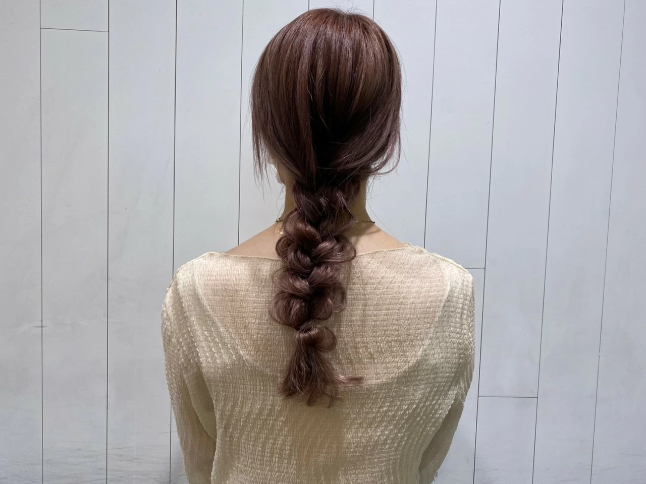 三つ編みのやり方の基本とは？ 簡単にできるおしゃれアレンジ（1ページ