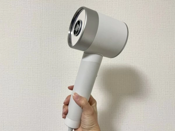 Zuvi Halo ヘアドライヤー ホワイト Zuvi Halo ヘアドライヤー、LightCare 付き - 健康な髪 | ズヴィ