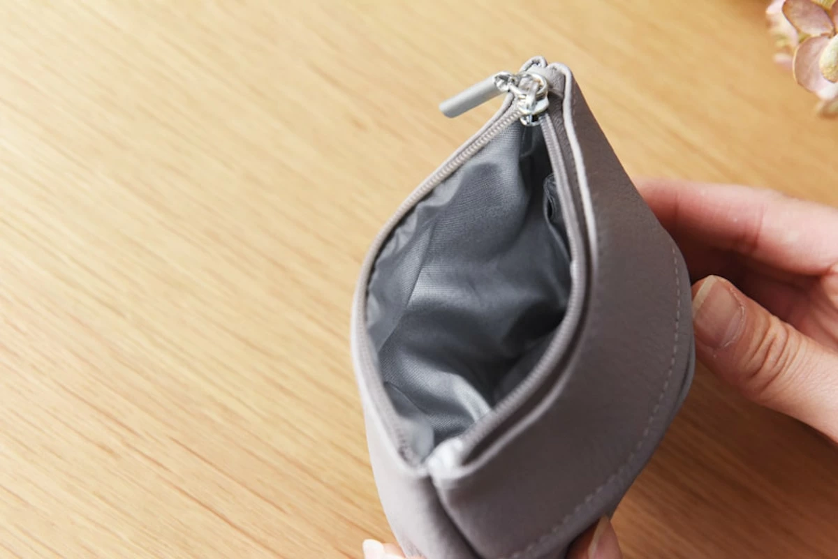 画期的。上品な見た目の「ゴミ入れにもなるティッシュポーチ」が新登場 