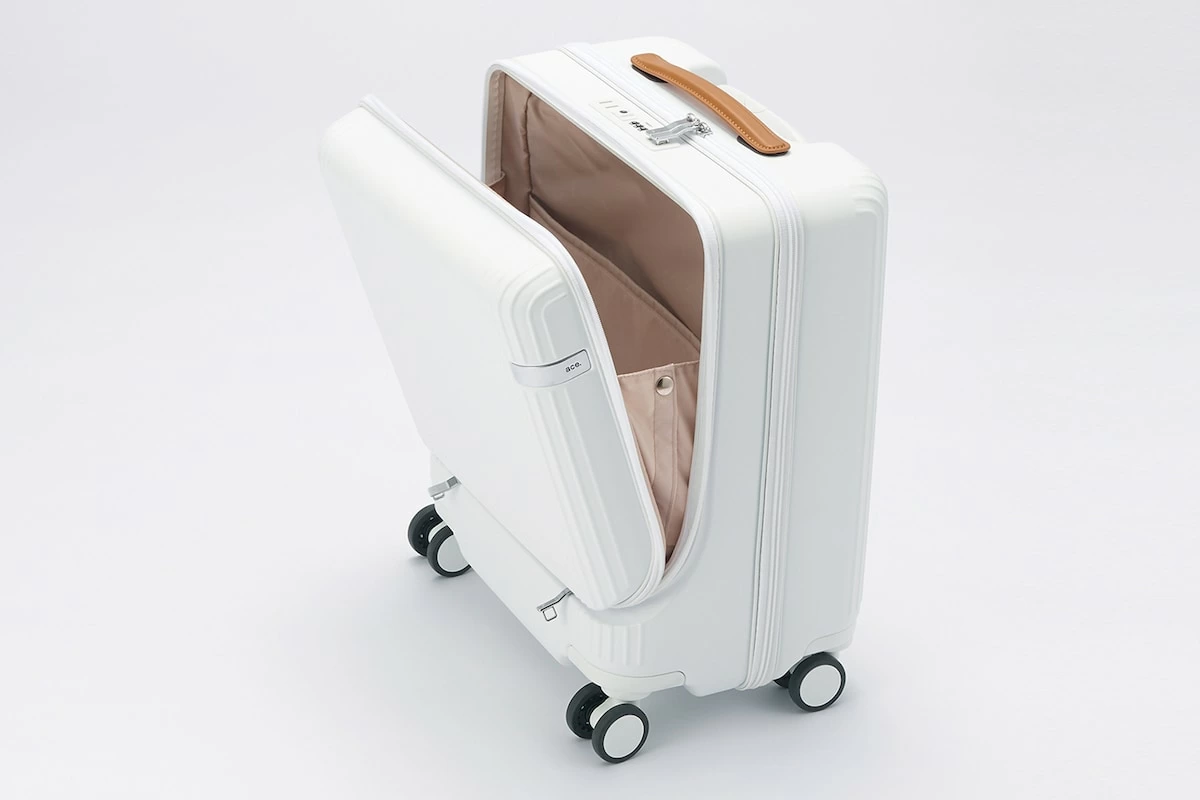 本革ハンドルが上品な印象を与える。「ace.」からワンランク上のスーツ