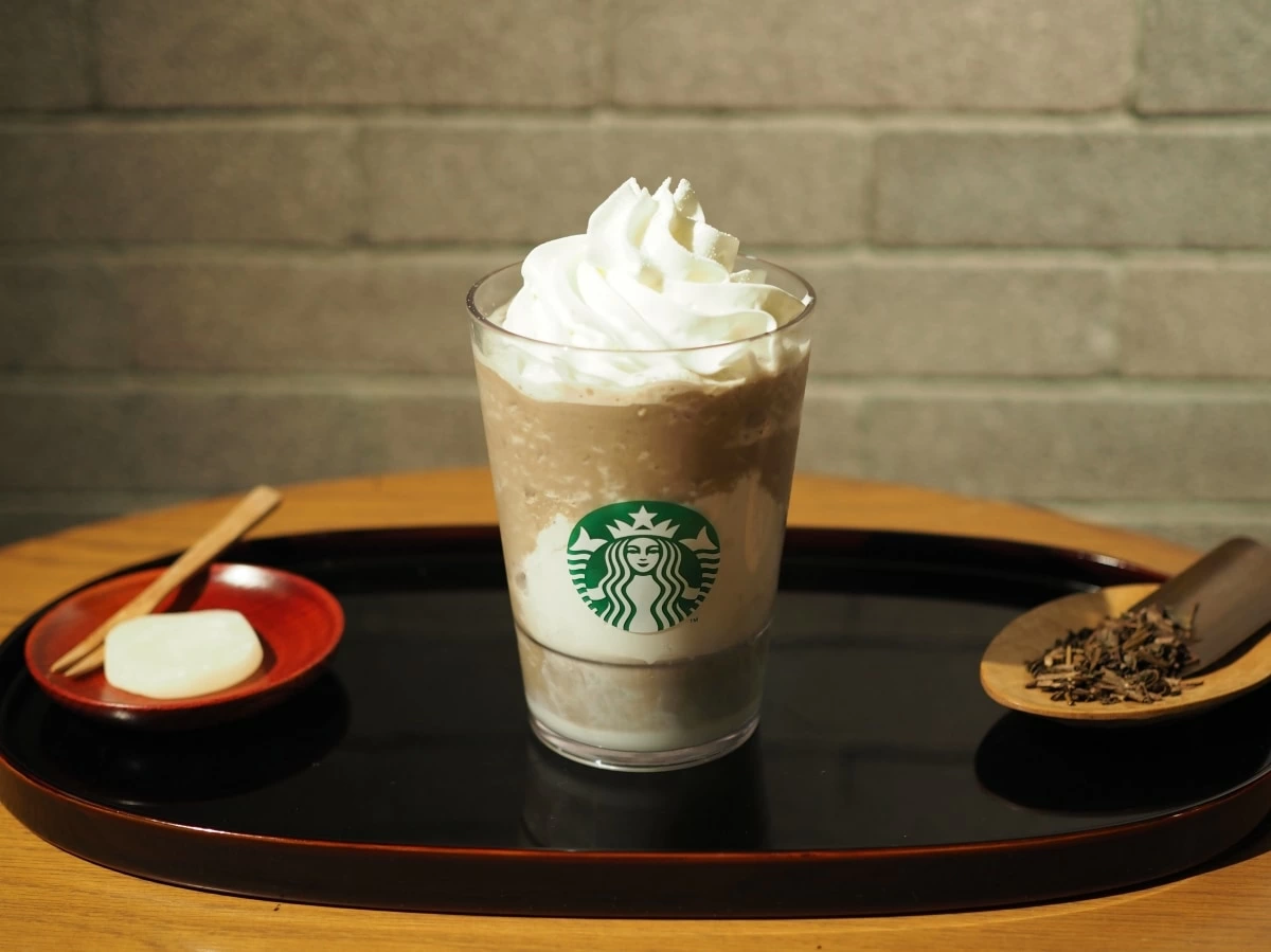 スタバ新作】ほうじ茶×もっちりクリーム大福がたまらん。「ほうじ茶 もちっと ミルク フラペチーノ」は至福の味わい｜「マイナビウーマン」