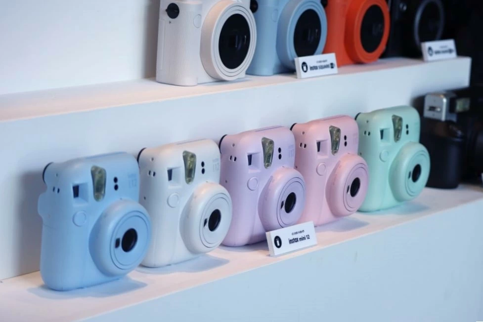二度と同じ写真が撮れない」チェキ!? INSTAXシリーズの新モデルが革新