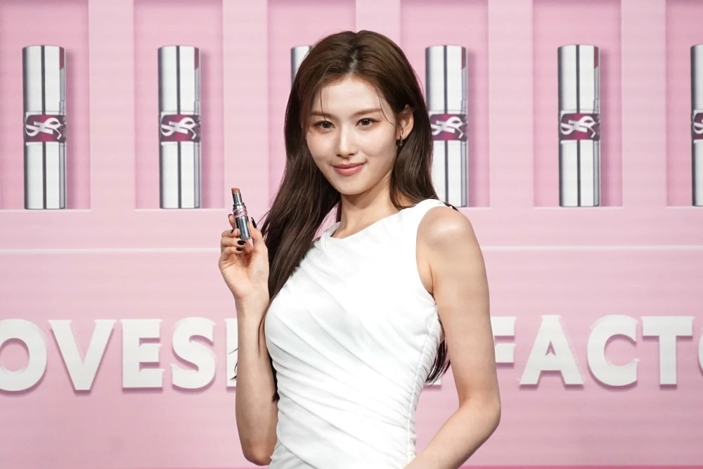 東京で初開催の「YSL LOVESHINE FACTORY」。SANA＆平野紫耀の