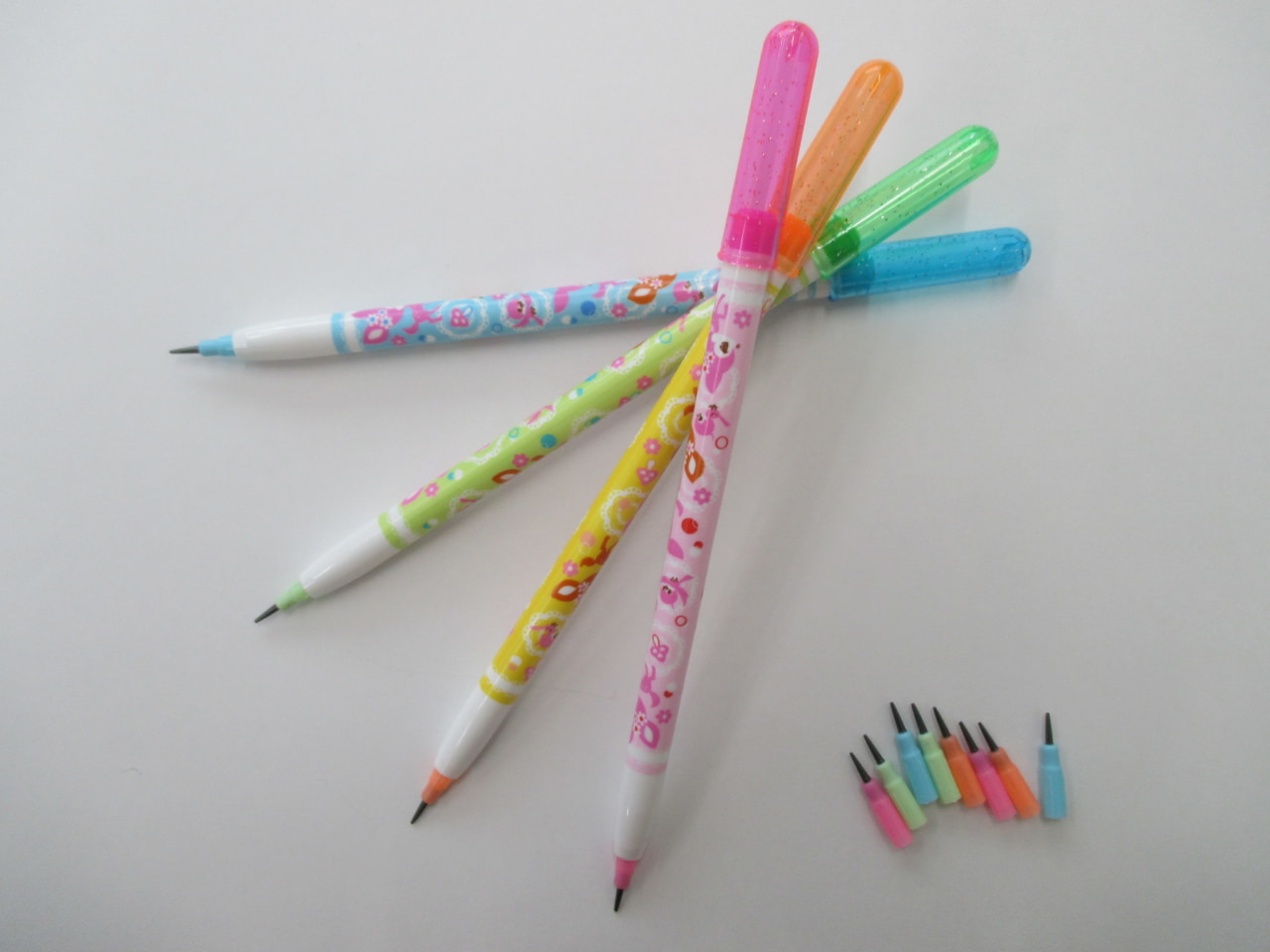 レトロ文房具界の大御所「ロケット鉛筆」誕生の背景は？ 今も売ってる