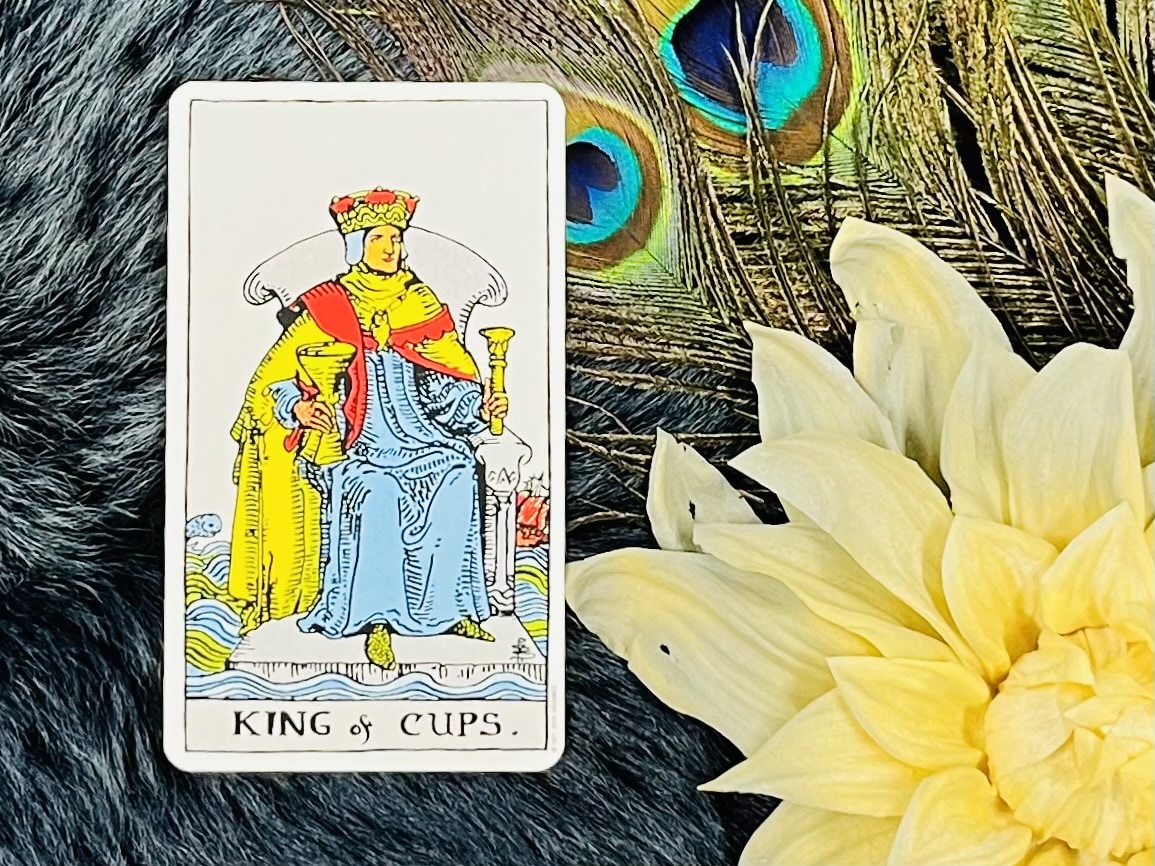 カップのキング」の意味は？ 正位置・逆位置別に解釈を紹介【タロットカード】｜「マイナビウーマン」