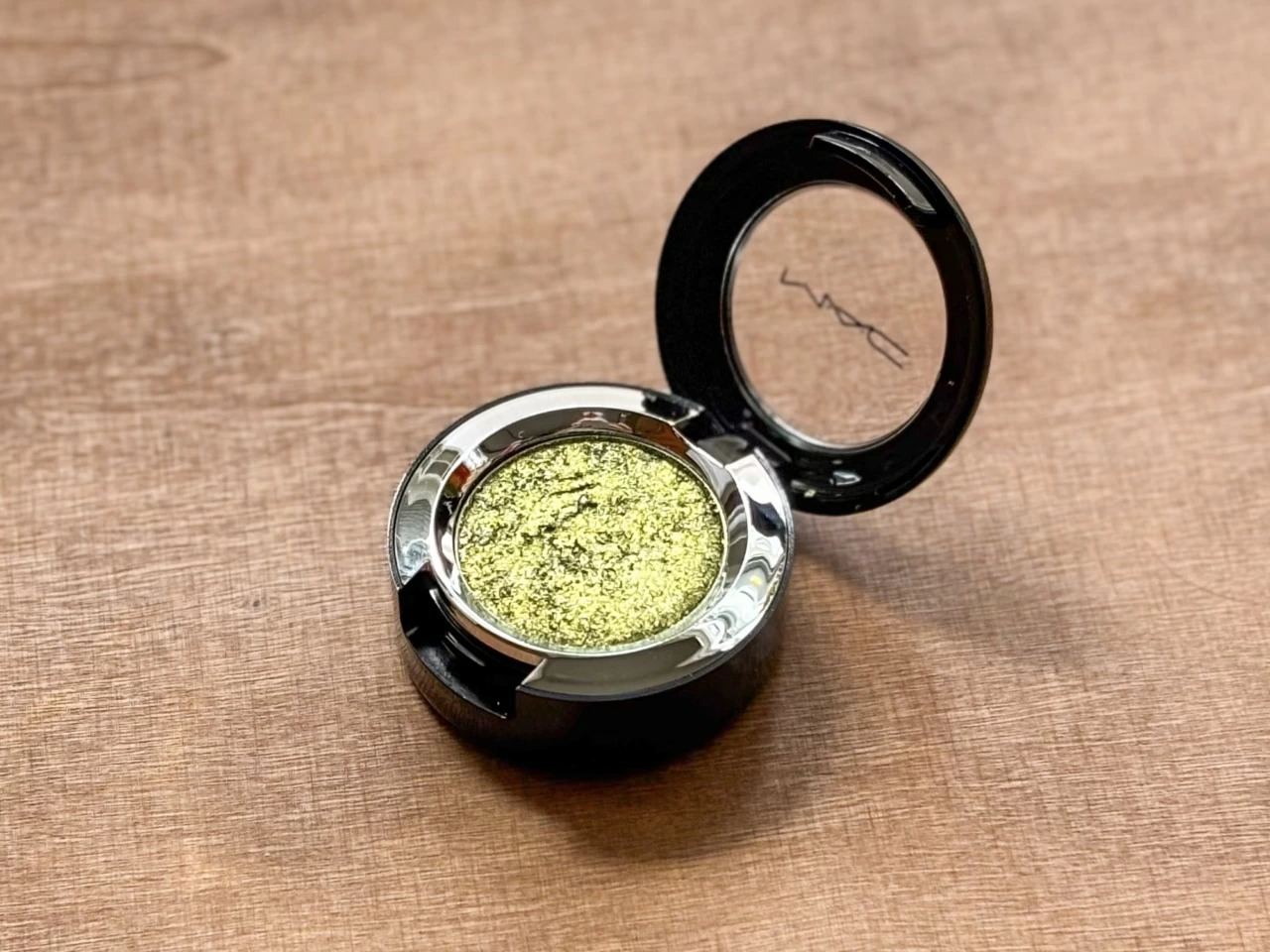 ワンパターンから卒業！ アラサー女子がラメとグリッターを上品に  