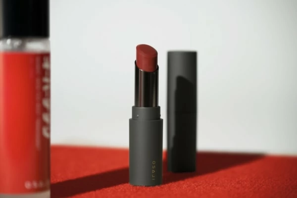 勇気が出る“赤リップ”⁉ 「OVER THE SUN×OSAJI」限定アイテム発売