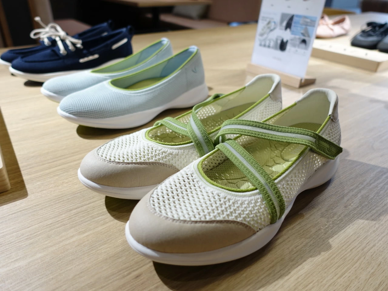 仕事にも休日にも！ 新生活におすすめの「VIVAIA」新作シューズを