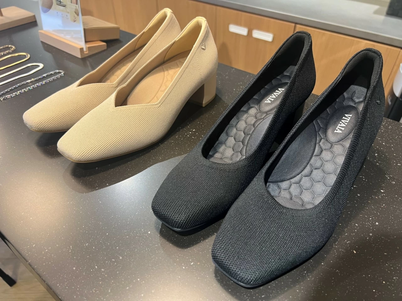 仕事にも休日にも！ 新生活におすすめの「VIVAIA」新作シューズを