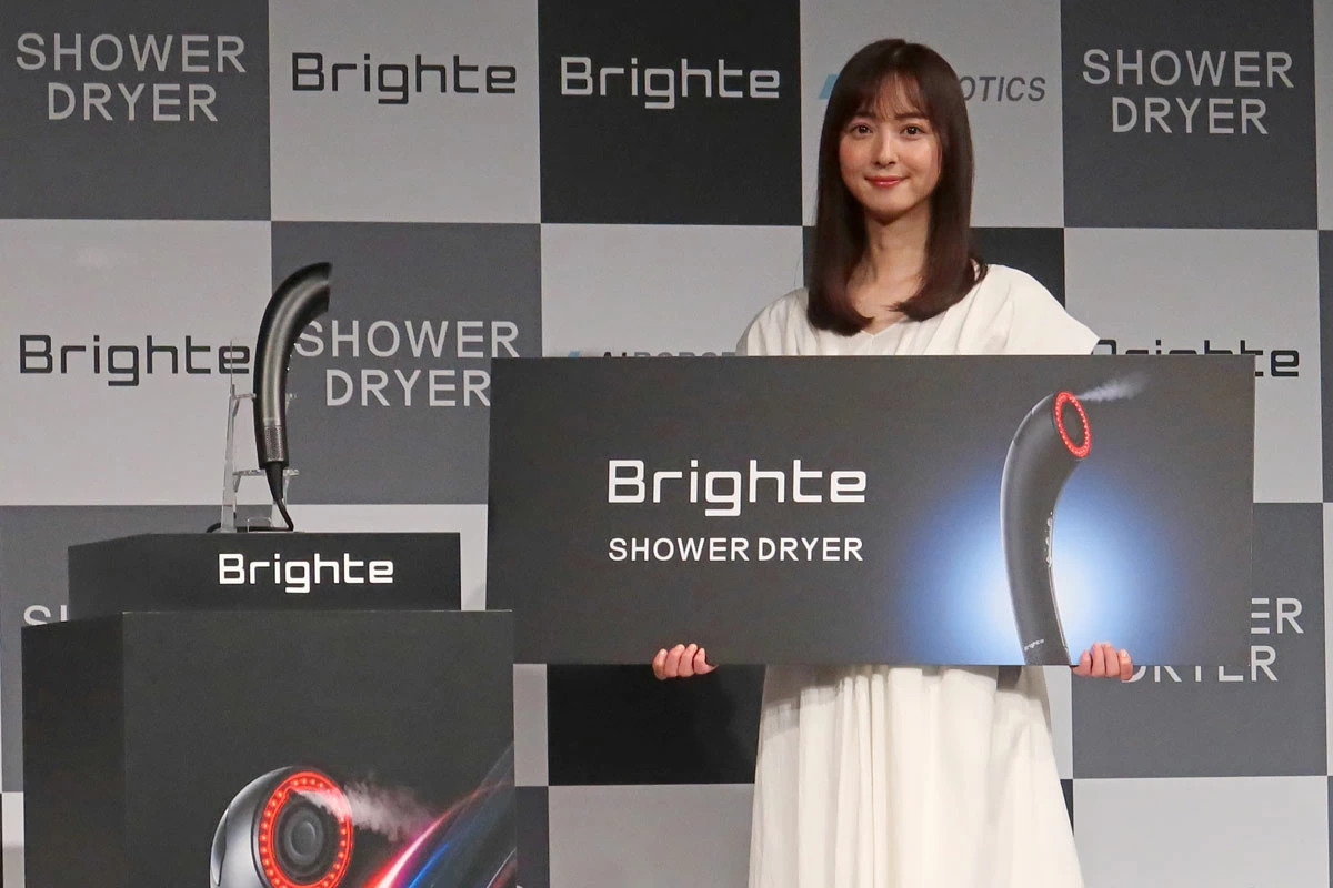 佐々木希、“つや髪”の秘訣を語る。Brighteの新ドライヤー