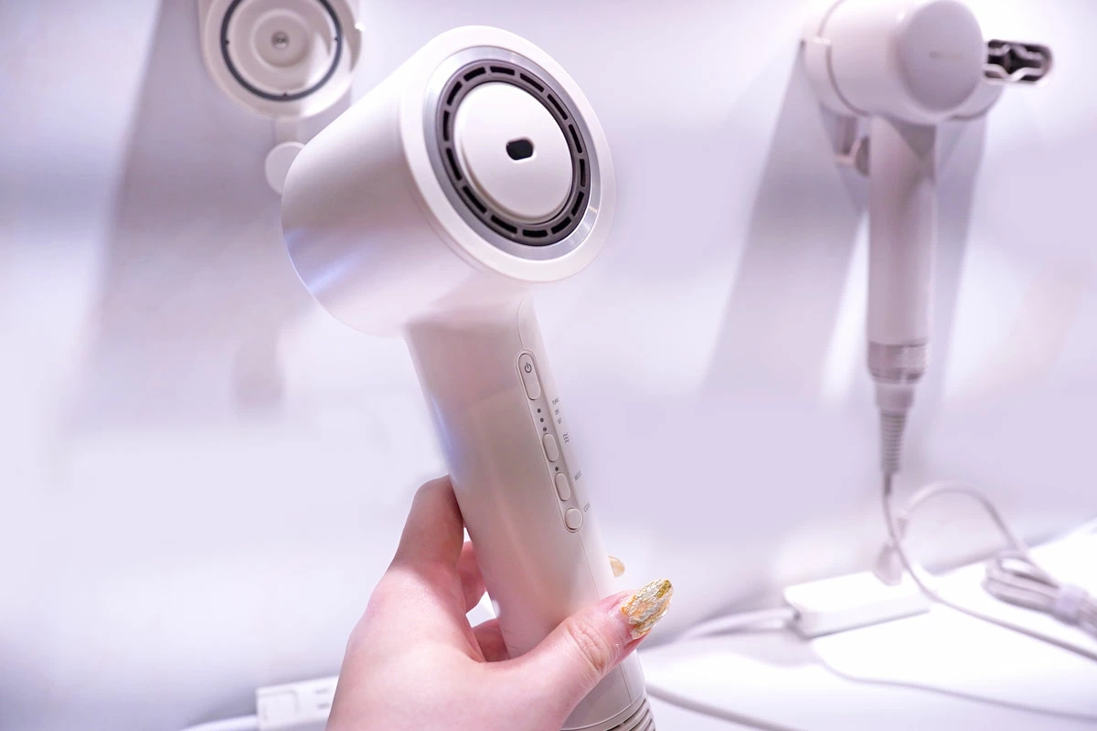 ヘアアイロンはもう不要!? 「乾かす＆セット」を1台で完結、新発想の