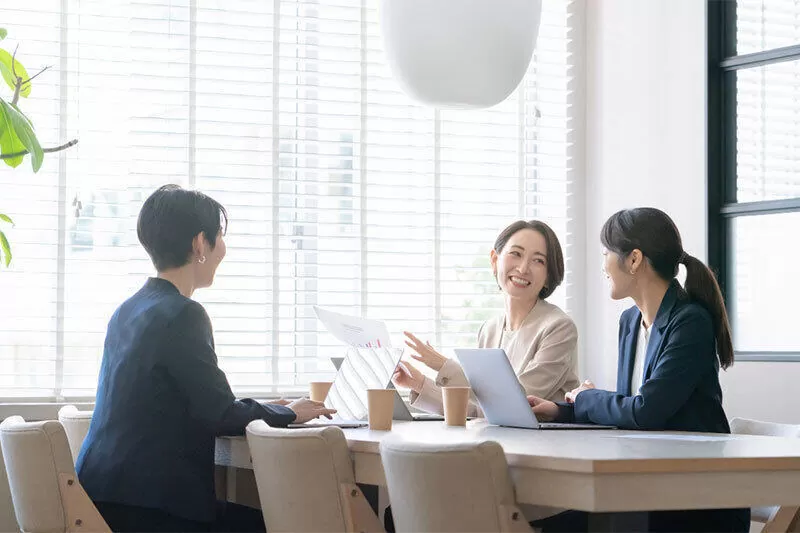 「私らしく、もっと自由に」解熱鎮痛薬EVEと見つける、大人のキャリアと選択