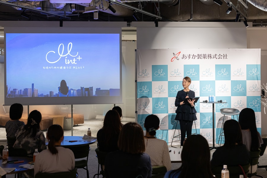 コンセプトブックを読むイベント参加者