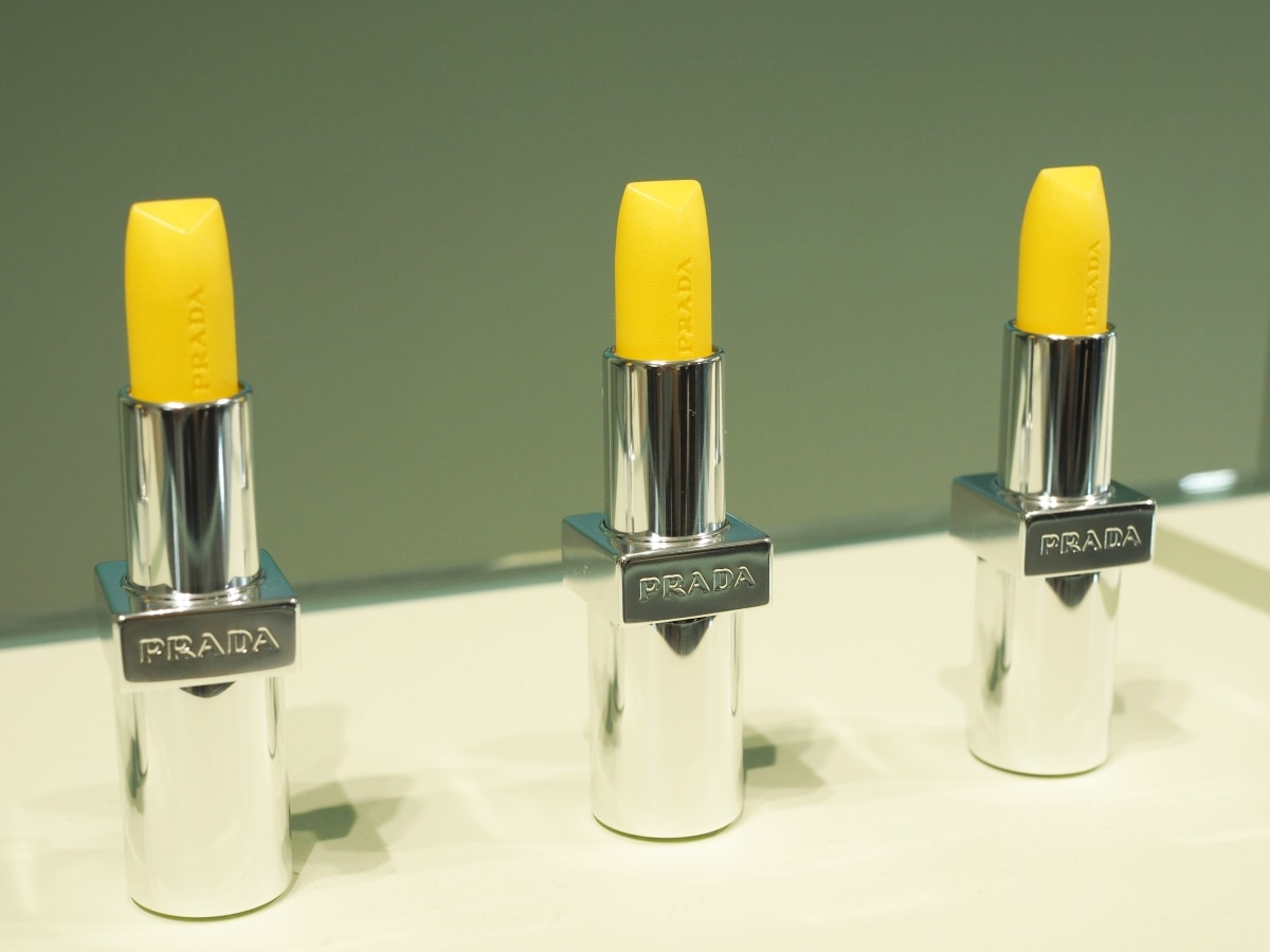 プラダ ビューティからバナナを連想させるイエローの新リップバームが