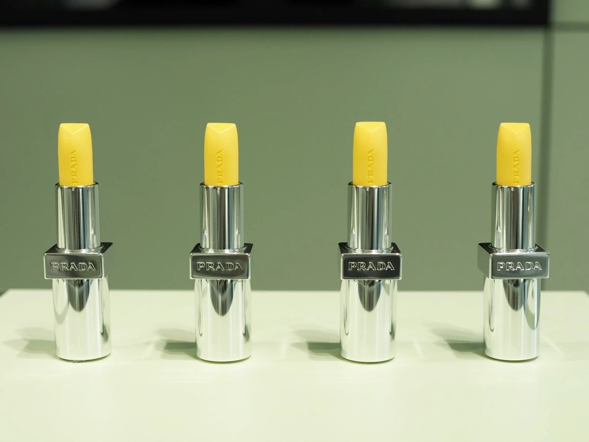 プラダ ビューティからバナナを連想させるイエローの新リップバームが
