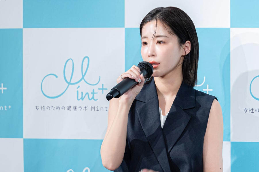 イベント参加者に向かって話しかける休井さん