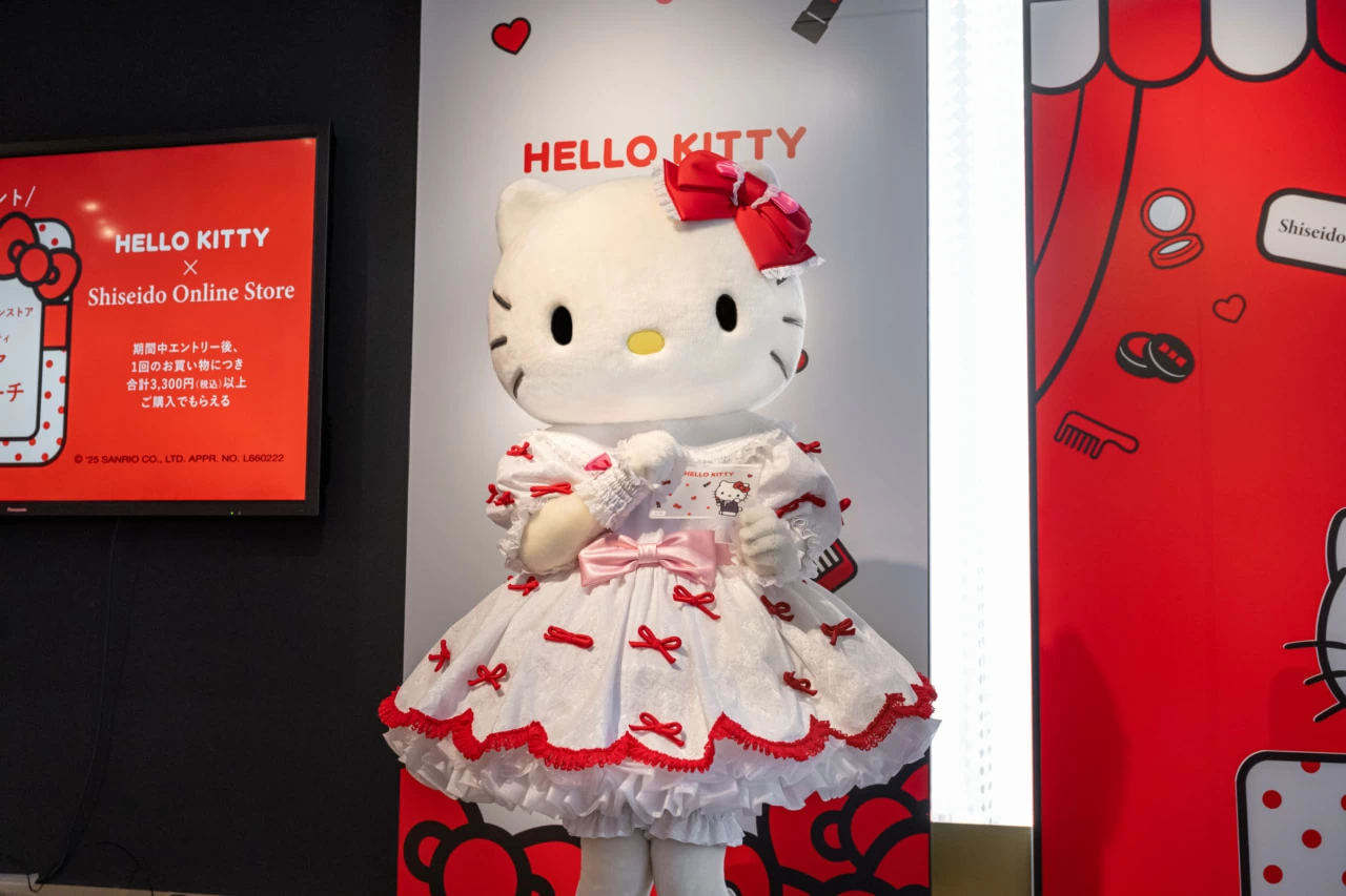 資生堂　ハローキティ ぬいぐるみ チャーム付きエコバッグ　と　ぬいぐるみ ファッション 資生堂 ハローキティ ぬいぐるみ チャーム付きエコバッグ