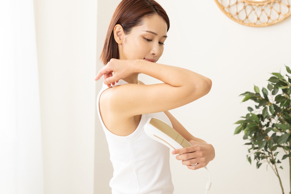 Ulike Air 10 IPL光美容器をお試しする女性