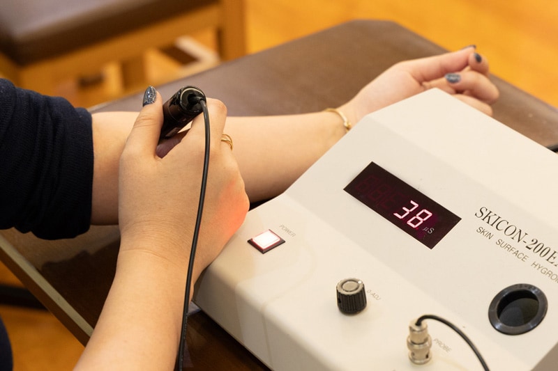 乾燥シーズンでも“むぎゅもち肌”になれる!?　人気銭湯で体験できる「ケアセラ湯」に潜入！