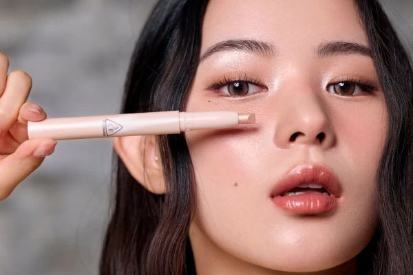 3CEの「アイスイッチ」シリーズからスティックタイプのアイシャドウ